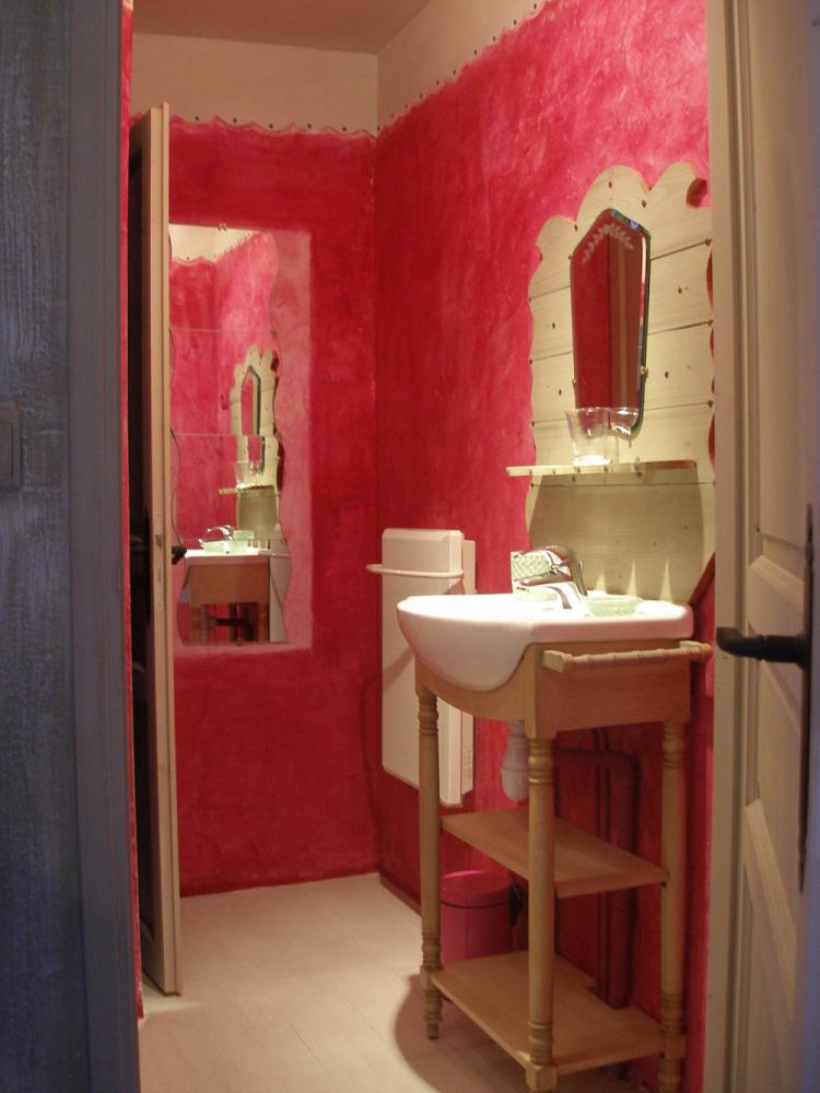 Chaque chambre offre une salle d`eau &agrave; son image. 